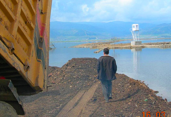 Bu yolculuk; vizyon, sabır ve doğayla uyum üzerine kurulu planlı bİr dönüşümü temsil eder. Özenle uygulanan su yönetimi süreçleri sayesinde verimli topraklar ortaya çıktı ve sürdürülebilir tarım için güçlü temeller oluşturuldu.
