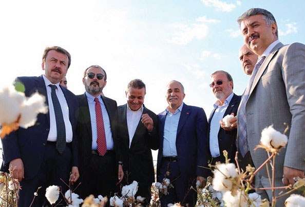 Kamu kurumlarının desteği ve sahada gerçekleştİrİlen değerlendİrmelerle güçlenen bu proje, ulusal bir tarım vizyonunun güçlü bir yansımasıdır. Modern ve sürdürülebilir tarım İlkelerini doğrudan uygulamaya taşır.